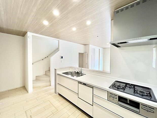 ◆A号棟◆～Kitchen～　会話が弾むリビング、料理が愉しくなるキッチン。家は、ただ生活する場ではなく、暮らしを愉しく、快適にする場所。笑顔の毎日、安らぎの日々のために、最新の設備・仕様を採用。