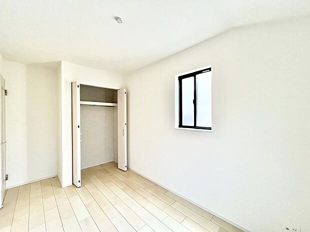 ～◆A号棟◆Bed Room～  全居室には収納クローゼットを完備！普段使いのお洋服や小物はもちろん、季節物のお洋服などもしっかりと整理整頓おしまい頂けます。  居室空間を広く使用できますね。