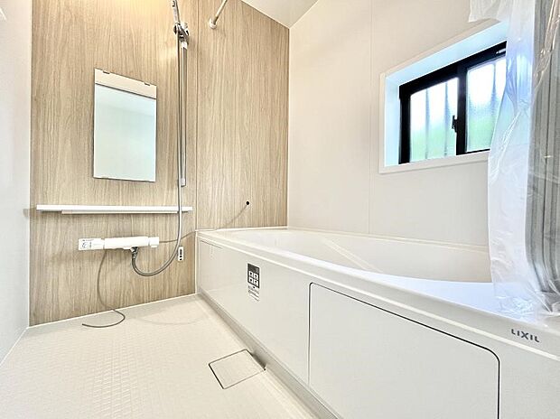 ◆A号棟◆～Bath Room～　足を伸ばして入浴することが可能！一日の疲れを癒す貴重なバスタイムです。お子様とご一緒でも十分な広さなので、リビングとは違った家族団欒のひと時をお楽しみいただけます。