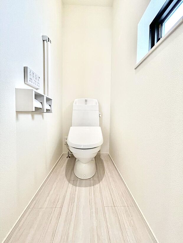 ◆A号棟◆～Toilet～　清潔感のある水回り♪トイレはウォシュレット付きです◎トイレは毎日使わざるを得ないもの。いつも清潔を保ちたいですね。トイレが2ヶ所あるので朝の混雑時に便利です！