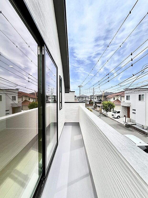 ◆A号棟◆～Balcony～  バルコニーは温かい陽がさしこみ、お布団や洗濯物を気持ちよく干すことができます。使いやすく開放的なバルコニーです♪陽ざしがたっぷり降り注ぐ、バルコニー付き住まい。  