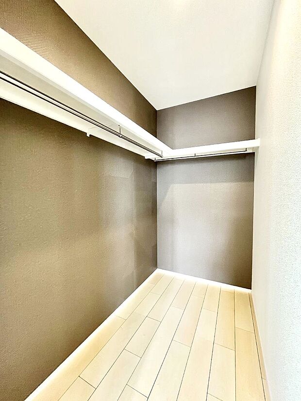 ◆A号棟◆～Walk-in Closet～　たくさんの洋服をかけてもシワになりにくいウォークインクローゼット。洋服以外にも、普段使わない家電やスーツケース、ストック品など何でも片付く嬉しい空間です。