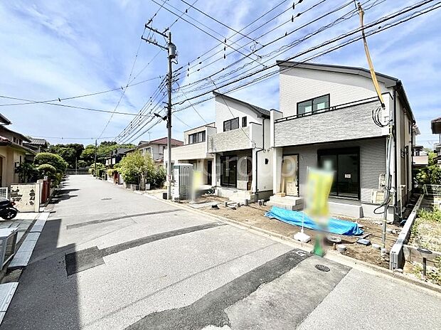 ~Exterior~ 前面道路は閑静な住宅地をはしる車通りの少ない道路。駐車の出し入れもらくらくです!ご不明点・現地見学のご希望は、お気軽にお問い合わせください!