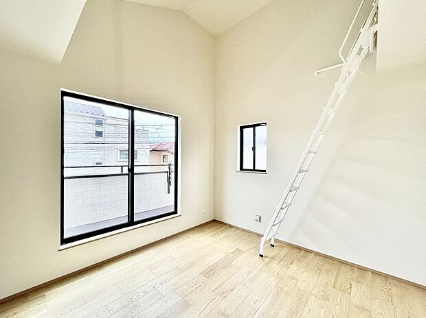 バルコニーからたっぷり入ってくる陽光がお部屋全体を優しく包み込みます！