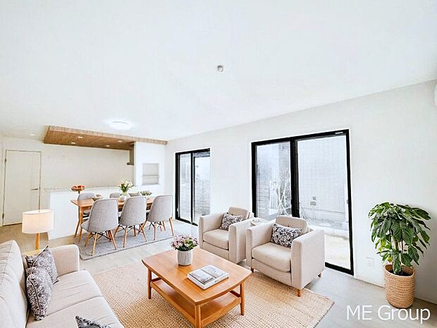 落ち着いた雰囲気のLDKは家族みんなの快適空間 ※家具はCGです