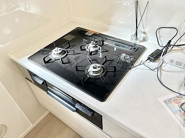 ガスコンロはSiセンサー搭載。火力調節や焦げ付き・消し忘れも防いでくれます。