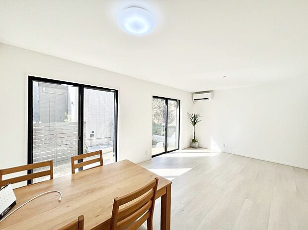 大きな窓からたっぷりの陽光と風を感じられるリビング