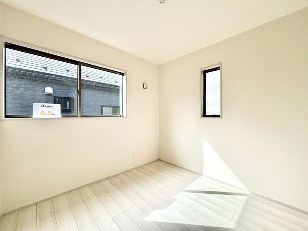 2面採光で気持ちよく自然光が取り入れられるのでお子様のお部屋にもピッタリ