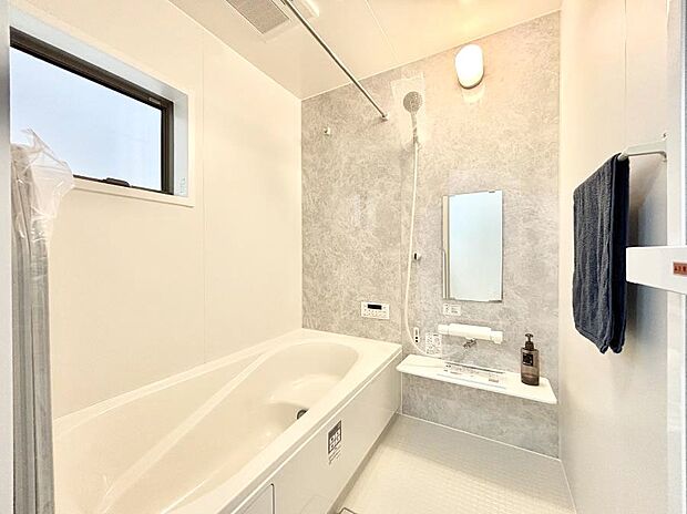 〜Bath Room〜 落ち着いた雰囲気の浴室で明日に向けてリフレッシュ。浴室乾燥機能も付いているので隣の洗濯機置き場で洗い上がった洗濯物を、雨の日も天気を気にせず乾燥させることも可能です。
