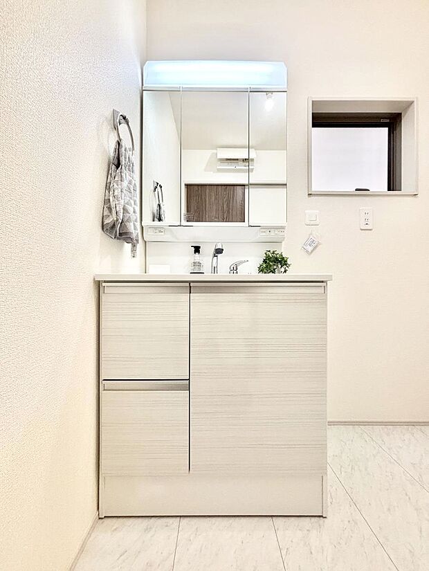 〜Dressing Room〜 暗くなりがちな洗面所も窓があると採光と換気が可能なので気持ちよくお使い頂けます。三面鏡タイプの洗面台は鏡裏収納で散らかりがちな洗面所もスッキリ♪