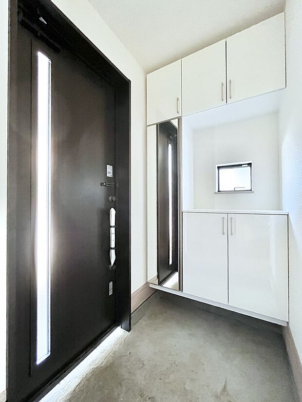 ◆B号棟◆~Entrance~ 家の中でお客様を迎える最初の場所である玄関は、家の印象そのものです!豊富な玄関収納で、常に綺麗に保つことが出来ます♪玄関にはたっぷり収納の下駄箱を完備!
