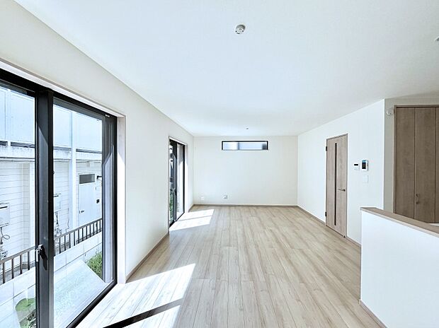 ◆B号棟◆~Living~ 豊かな陽光がこの場所を照らしだす。 光溢れるこの空間はみんなの笑顔が集う場所、時を忘れ、つきることのないたわいもない会話を楽しむ時間、たくさんの思いが綴られる場所。