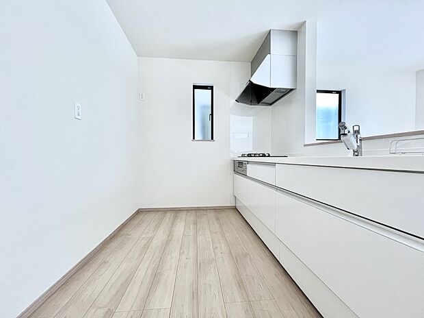 ◆B号棟◆~Kitchen~ 自然光が入る窓のあるキッチン☆毎日使う場所だからこそ、使い勝手を考慮しました。ゆったりとしたキッチンコーナーは質感豊かな仕上がりとなっております。