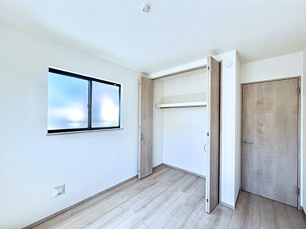 ◆B号棟◆~Bed Room~ 子供部屋はお子様にとって大変重な役割があります。子供一人で過ごす空間を与えることで、宿題や勉強時間も自然と増えまた自ら部屋の片付けや掃除なども促すことに繋がります。
