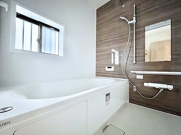 ◆B号棟◆~Bath Room~ 窓付きのバスルームは、採光もあり明るく気持ちの良い空間です。窓があることで、換気環境も良好。ゆったり寛げるバスルームで、毎日のバスタイムが楽しみになりそうです。