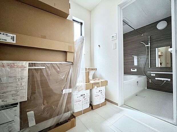 ◆B号棟◆~Dressing Room~ 暗くなりがちな洗面所も窓があると採光と換気が可能なので気持ちよくお使い頂けます。水廻りは、シンプルかつ機能性を重視して。