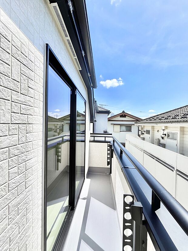 ◆B号棟◆~Balcony~ 大きな空に囲まれた気持ちのいい家。バルコニーを覗くだけで圧倒的な開放感に包まれます。バルコニーは陽がさしこみお布団や洗濯物を気持ちよく干すことができます。