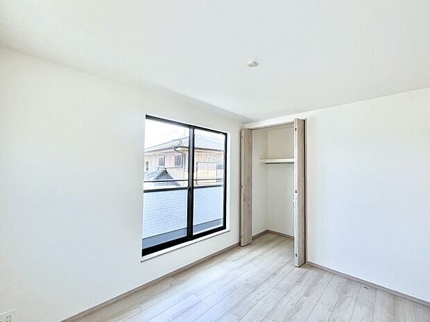 ◆B号棟◆~Bed Room~ マンションと違い部屋数が多いのが戸建てのメリットです。ご家族が増えたことで手狭に感じていた住まいも戸建てでは各居室プライバシーを保つことができます。