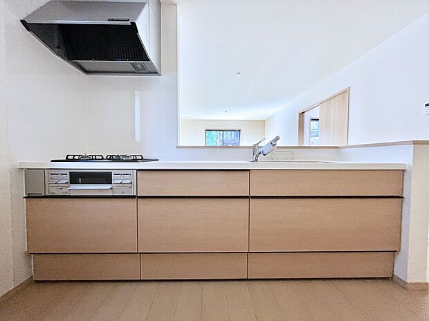 ◆A号棟◆~Kitchen~ 広くて使いやすいキッチンなら家族でいっしょに料理をつくったり、後片付けも手間なくできちゃいます♪収納もたっぷりあるので、いつもすっきりと清潔な印象を保てます。
