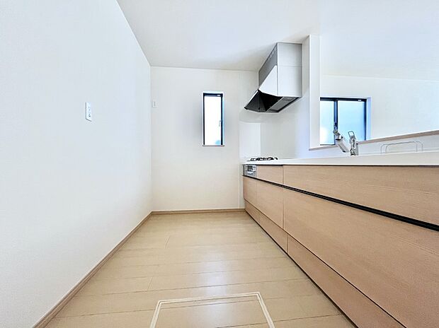 ◆A号棟◆~Kitchen~ 自然光が入る窓のあるキッチン☆毎日使う場所だからこそ、使い勝手を考慮しました。ゆったりとしたキッチンコーナーは質感豊かな仕上がりとなっております。