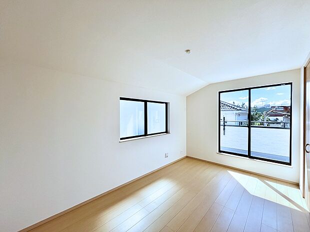 ◆A号棟◆~Bed Room~ 2面採光を確保した明るい室内は、風通しも良く、大変居心地の良い空間となっております。爽やかな風を感じて起きる朝は、快適生活の始まりに!日当たりが良い住まい♪