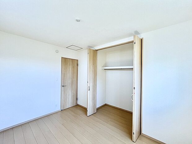 ◆A号棟◆~Bed Room~ 子供部屋はお子様にとって大変重な役割があります。子供一人で過ごす空間を与えることで、宿題や勉強時間も自然と増えまた自ら部屋の片付けや掃除なども促すことに繋がります。