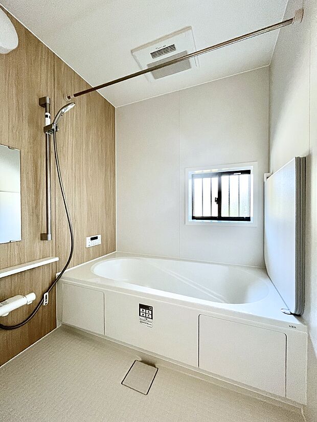 ◆A号棟◆~Bath Room~ 窓付きのバスルームは、採光もあり明るく気持ちの良い空間です。窓があることで、換気環境も良好。ゆったり寛げるバスルームで、毎日のバスタイムが楽しみになりそうです。