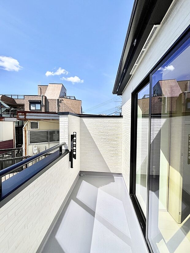 ◆A号棟◆~Balcony~ 大きな空に囲まれた気持ちのいい家。バルコニーを覗くだけで圧倒的な開放感に包まれます。バルコニーは陽がさしこみお布団や洗濯物を気持ちよく干すことができます。