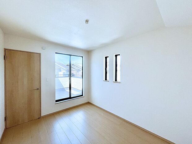 ◆A号棟◆~Bed Room~ マンションと違い部屋数が多いのが戸建てのメリットです。ご家族が増えたことで手狭に感じていた住まいも戸建てでは各居室プライバシーを保つことができます。