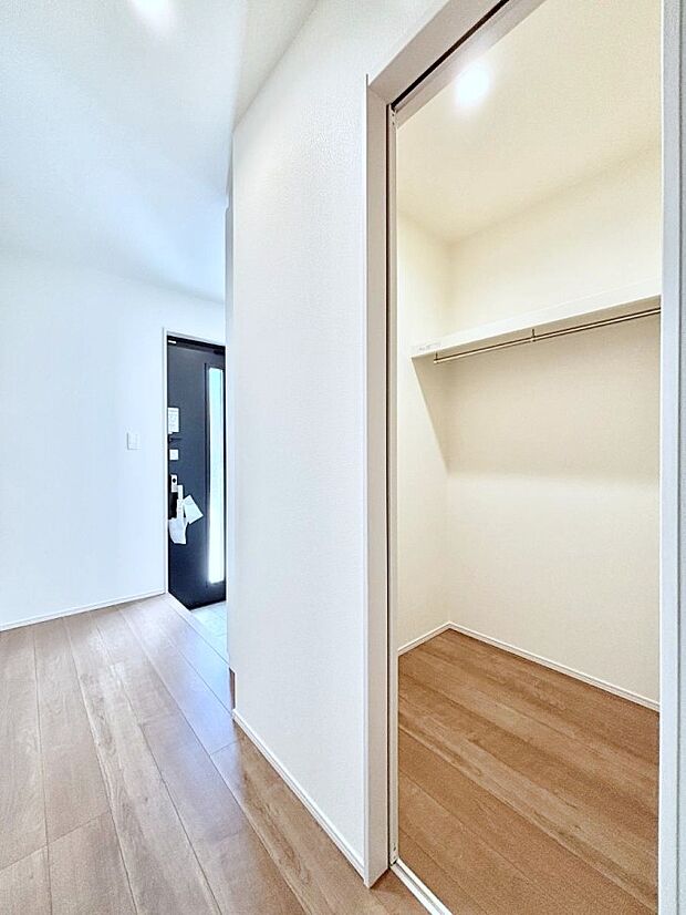 玄関ホール収納です。掃除道具やお出かけ用グッズの収納に便利です。