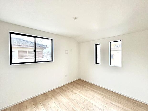 2面採光で気持ちよく自然光が取り入れられるのでお子様のお部屋にもピッタリ