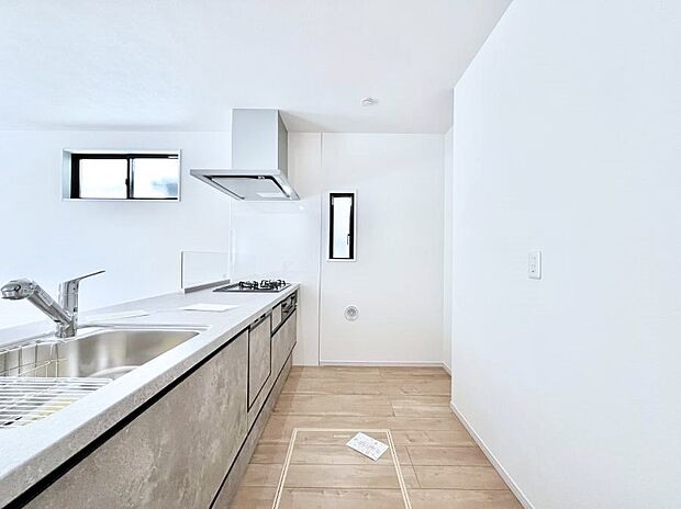 爽やかな風が通り抜けるキッチン。窓があるので明るく換気にも役立ちます。