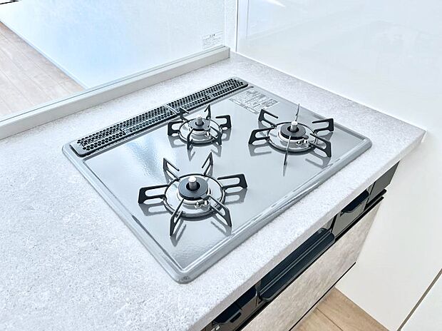 ガスコンロはSiセンサー搭載。火力調節や焦げ付き・消し忘れも防いでくれます。