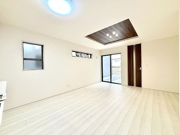 〜Living〜　飽きの来ないシンプルでおしゃれなLDK。大きな窓から日差しが差し込むので室内も明るく、家族の憩いの場としてピッタリです。開放感と日当たりの良さを是非ご覧ください！