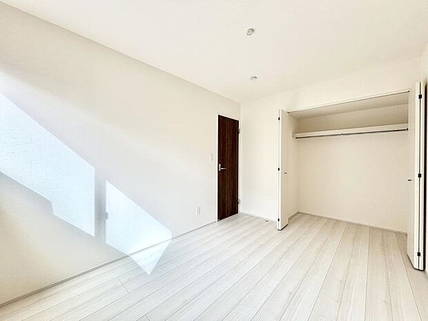 〜Bed Room〜 全居室には収納クローゼットを完備!普段使いのお洋服や小物はもちろん、季節物のお洋服などもしっかりと整理整頓おしまい頂けます。 居室空間を広く使用できますね。