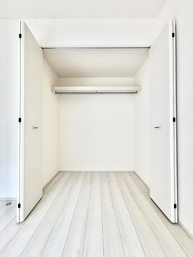 〜Closet〜 壁面クローゼットがあればタンスを置く必要がなく、出っ張りのないスッキリ空間を維持できます。限られたスペースを有効に活用できそう。季節の衣類や趣味の品などたっぷり収納出来ますね♪
