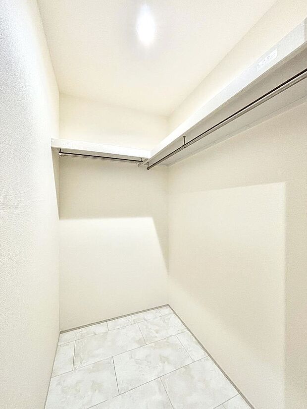 玄関ホール収納です。掃除道具やお出かけ用グッズの収納に便利です。