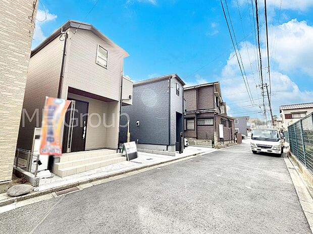 〜Exterior〜　前面道路は閑静な住宅地をはしる車通りの少ない道路。駐車の出し入れもらくらくです！ご不明点・現地見学のご希望は、お気軽にお問い合わせください！