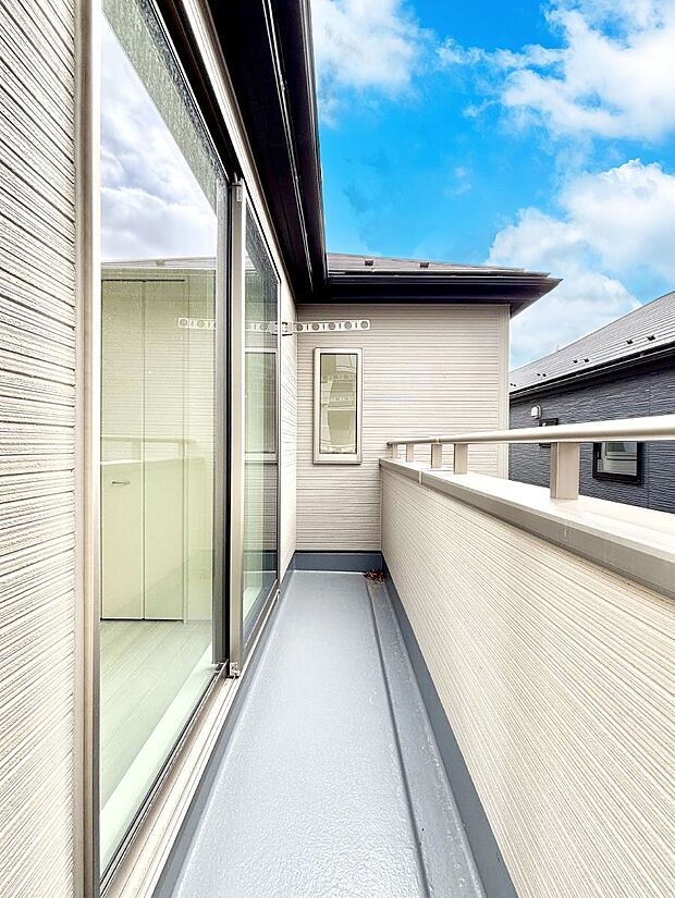 〜Balcony〜　南向きのバルコニーの前には雲以外に太陽を遮るものがありません。お洗濯物も乾きやすく、何より明るく気持ちのいい光が入ってきます。使いやすく開放的なバルコニーです♪