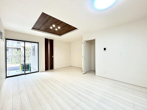 〜Living〜 豊かな陽光がこの場所を照らしだす。光溢れるこの空間はみんなの笑顔が集う場所、時を忘れ、つきることのないたわいもない会話を楽しむ時間、たくさんの思いが綴られる場所。