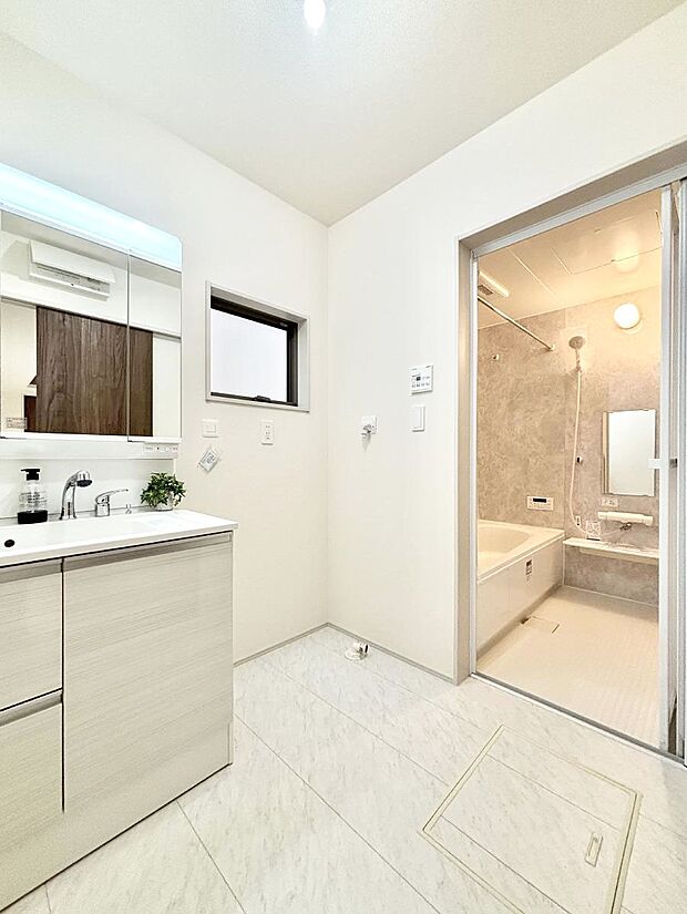 〜Dressing Room〜 清潔感溢れる色合いで統一されていると、スッキリと整った印象をうけます。 鏡の裏にはたっぷりと収納スペースを標準装備! 水廻りは、シンプルかつ機能性を重視して。