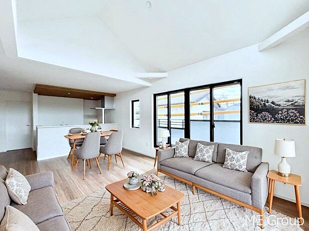 大きな窓からたっぷりの陽光と風を感じられるリビング ※家具はCGです