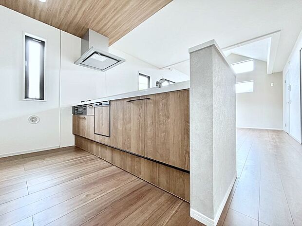 カウンター越しに楽しいおしゃべり。いつものお料理がもっと美味しくなりそうですね。