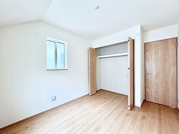 お子さまのお部屋としても!衣類の整理整頓に便利なクローゼット付きの洋室。