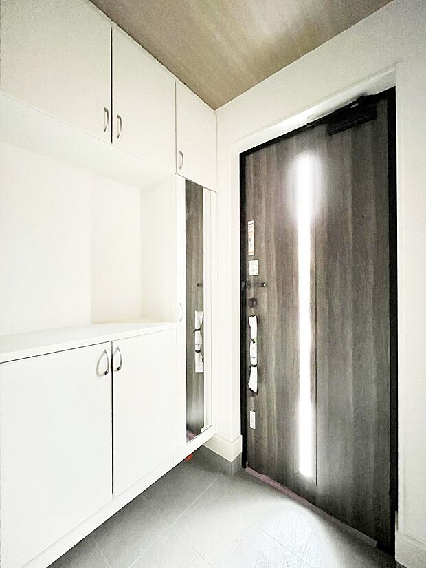 ガラススリットの入った玄関ドアが室内に光を届けてくれます