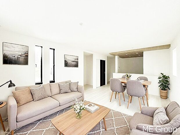 落ち着いた雰囲気のLDKは家族みんなの快適空間※家具はCGです