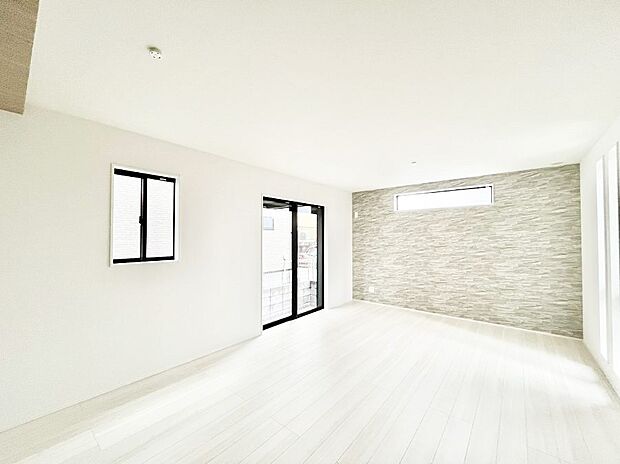 大きな窓からたっぷりの陽光と風を感じられるリビング