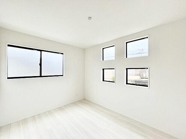 窓からのやさしい光が心地よいプライベートルーム