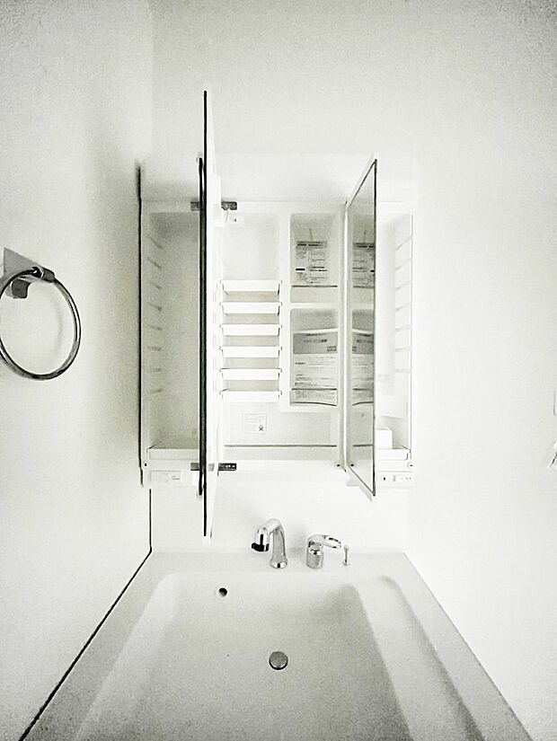 三面鏡の裏に、化粧品や衛生用品などを収納可能。洗面台をすっきりと保ちます!