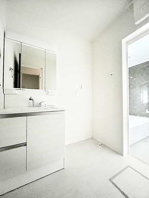 清潔感ある洗面化粧室で朝の身支度も快適